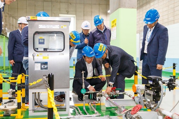 (사진제공=아산시)오세현 아산시장이 삼성그린센터(폐수처리장)를 관계 공무원과 방문해 현장 점검을 하고 있다.