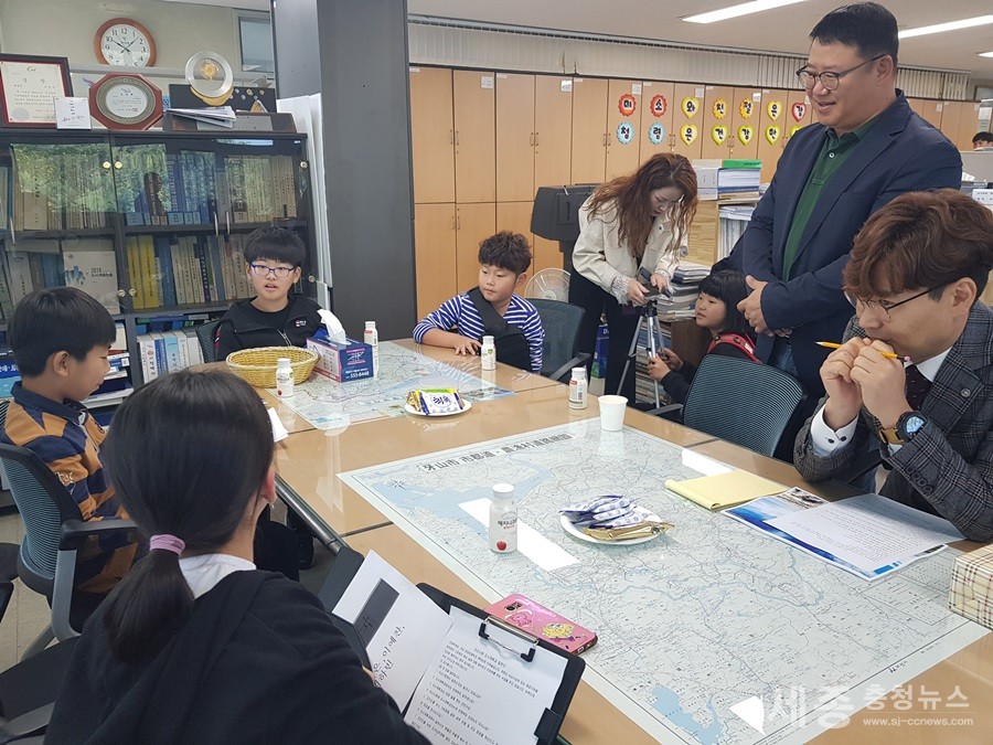 (사진제공=아산시)21일 아산시 온천초등학교 학생들이 아산시청 도시계획과를 방문해 도시계획에 대한 전반적인 이해와 궁금증을 해결하는 시간을 가졌다.