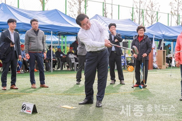 (사진제공=아산시)오세현 아산시장이 2019 아산시그라운드골프협회장배 대회 시타를 하고 있다.