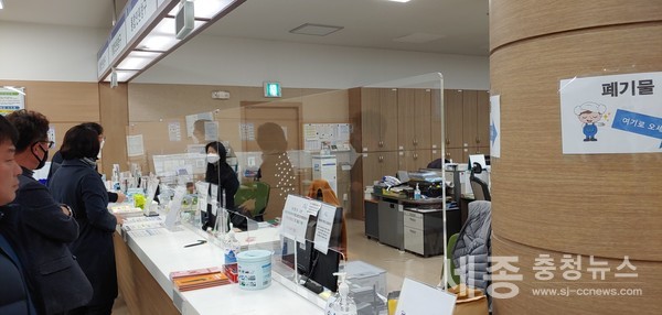 (사진제공=유성구) 지난 7일 담당 공무원이 온천2동행정복지센터 민원창구에 설치된 투명 가림막을 점검하고 있다