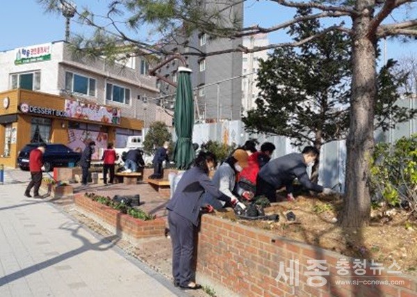 (사진제공=아산시)12일 아산시 온양1동 주민자치위원회는 회원 20명이 참여한 가운데 시민로 쉼터에 봄꽃을 식재했다.