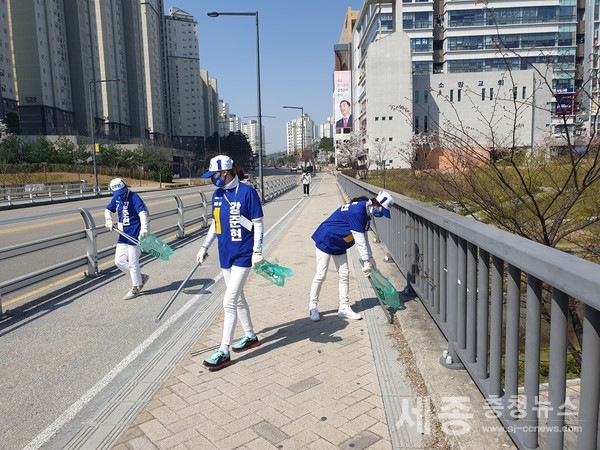 (사진제공=더불어만주당)강준현 후보 운동원 들이 도심정화활동을 하고있다