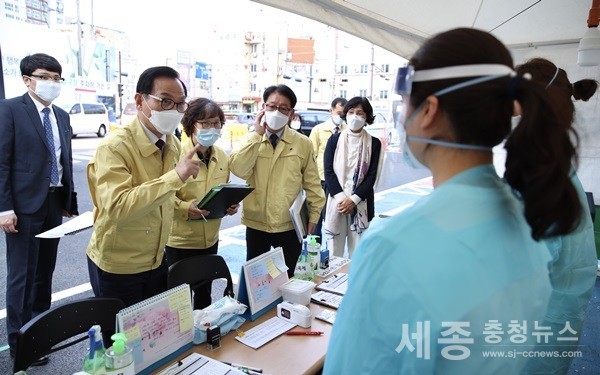 (사진제공=천안시)박상돈 천안시장이 코로나19 대응현장을 점검하고 있는 모습