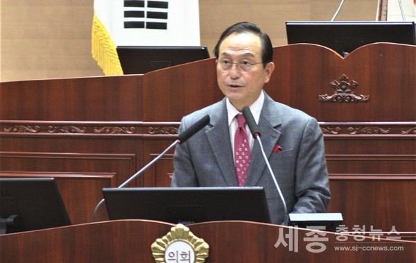 박상돈 천안시장이 시정연설하고 있는 모습