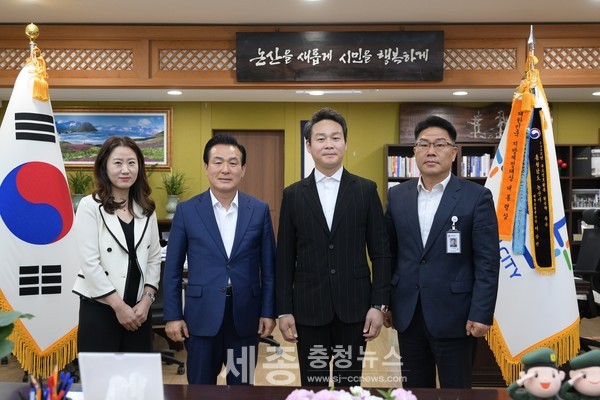 논산시청을 찾은 JM그룹 김정민대표(좌측에서 세번째)