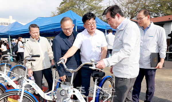 김동일 보령시장이 자전거 무인대여소를 방문하고 있다.