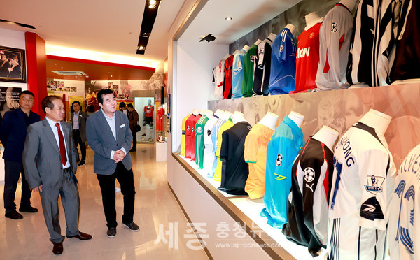 김동일 보령시장이 박지성 축구센터를 방문하고 있다.