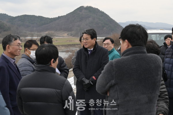 김돈곤 청양군수가 2024년 새해 수해복구 상황 점검을 실시하고 있다.