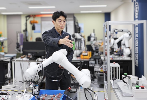 [참고자료2-2] 기계연 인공지능기계연구실 김창현 실장이 로봇작업 AI 기술에 대해 설명하고 있다