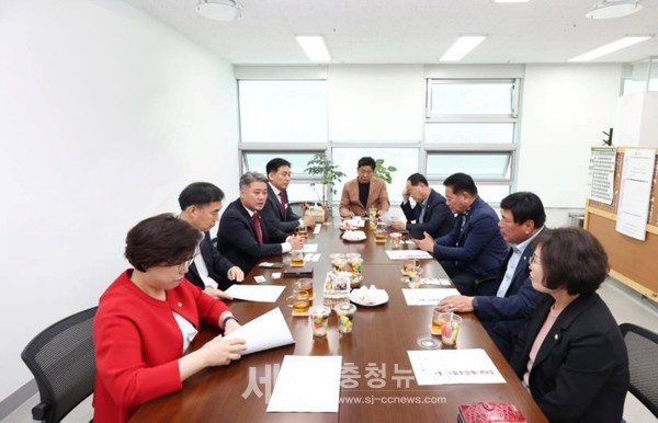 논산시의회 의원연구단체, 경기도의회 벤치마킹 모습